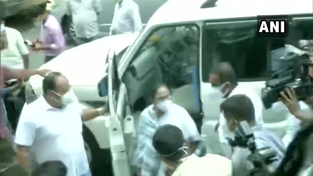 Today, CBI officials reached the residence of Firhad Hakim and searched his house. Firhad Hakim was then brought to the CBI office for further questioning. Now as per the information, Chief Minister Mamata Banerjee of the state has reached the CBI office.