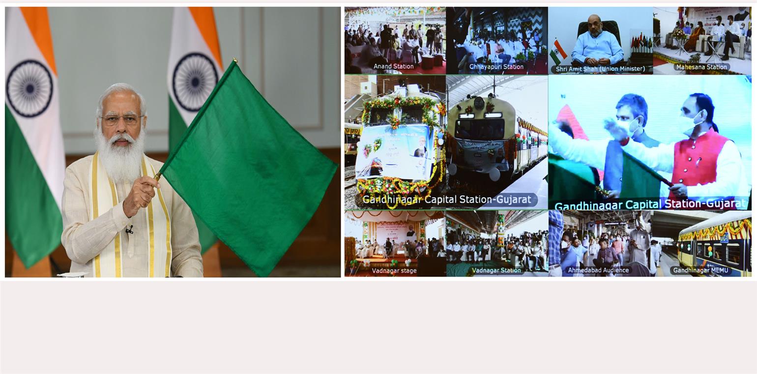 प्रधानमंत्री श्री नरेन्द्र मोदी वीडियो कॉन्फ्रेंसिंग के माध्यम से गुजरात में कई परियोजनाओं के राष्ट्र को समर्पित करने के अवसर पर दो नई ट्रेनों को हरी झंडी दिखाकर रवाना करते हुए
