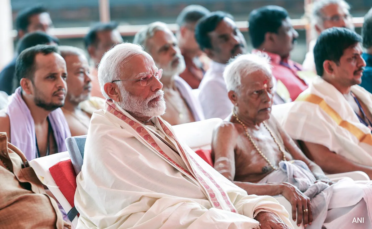 pm-modi-offers-prayers-at-triprayar-sree-ramaswamy-temple-in-kerala
