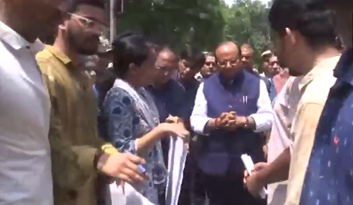 Delhi LG Saxena Meets Protesting Students, Promises Action in IAS Aspirants’ Deaths