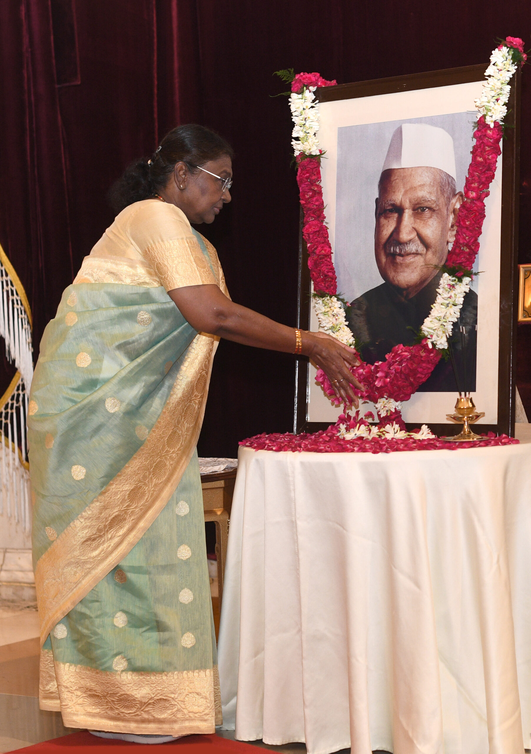 President Murmu Pays Tribute to Former President Dr. Shanker Dayal Sharma on His Birth Anniversary