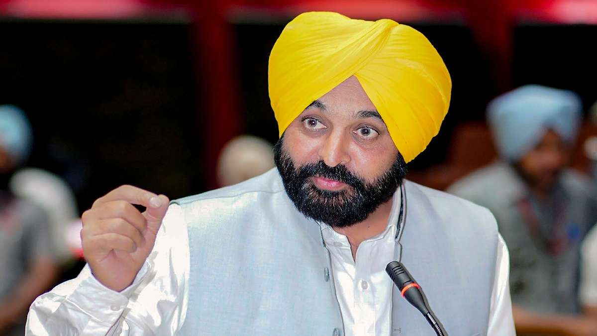 BJP, AAP Clash Over US Deportation Flights Landing in Punjab