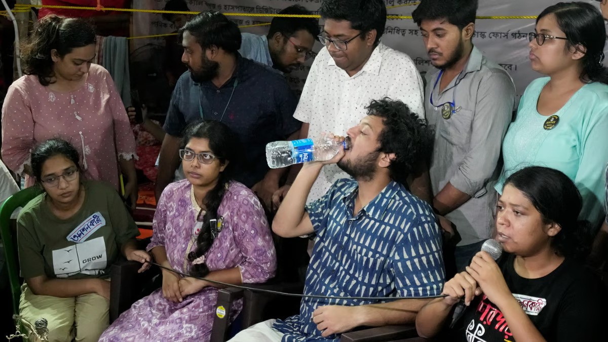 Junior Doctors Withdraw Hunger Strike After Meeting with CM Banerjee