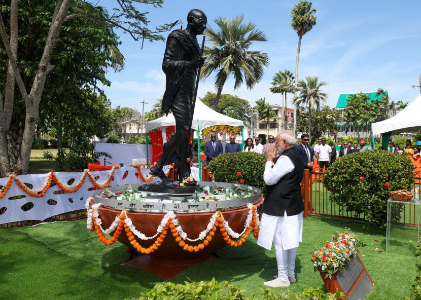 Prime Minister Modi Pays Tribute to Arya Samaj Monument in Georgetown