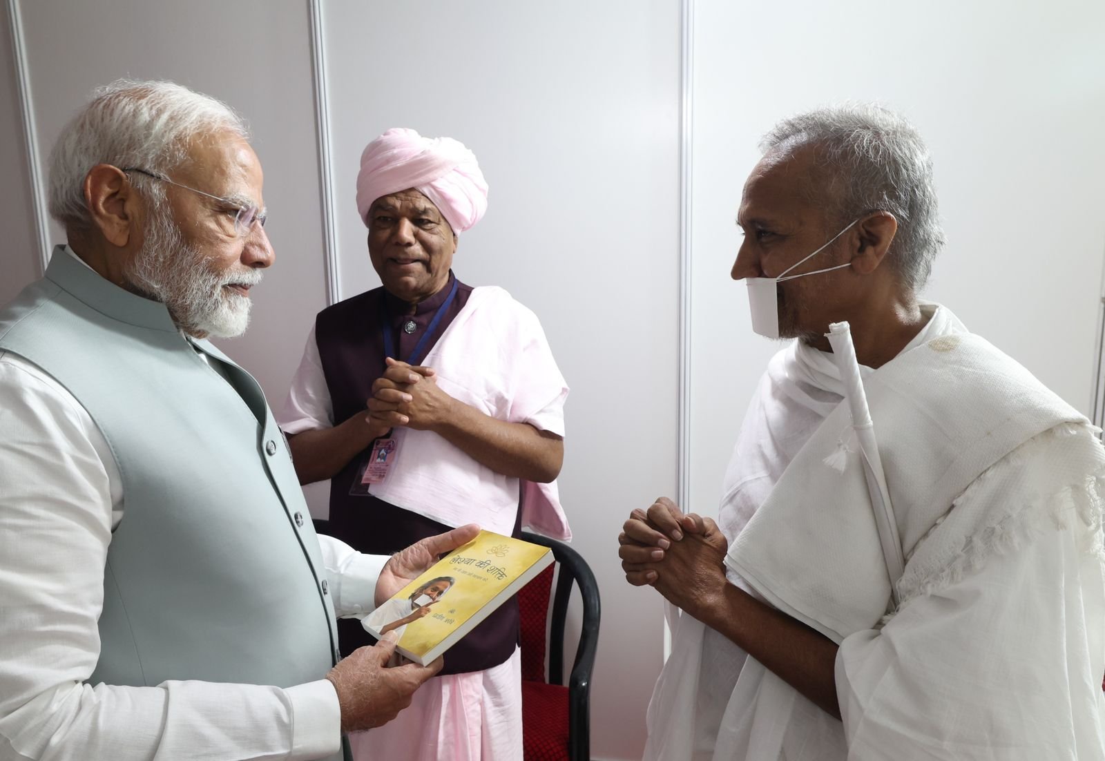 PM Modi Praises Upadhyay Rishi Pravin Ji for Promoting Jain Culture and Harmony