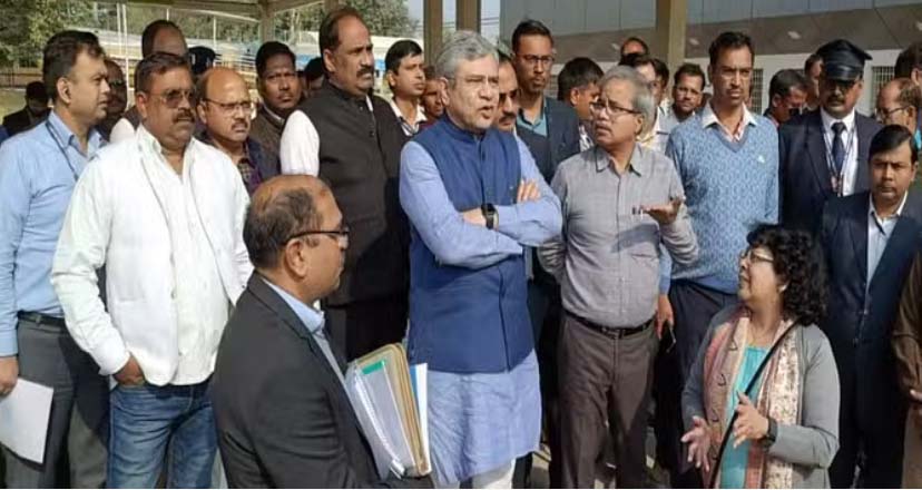 Rail Minister Ashwini Vaishnaw Inspects Preparations at Prayagraj for Mahakumbh