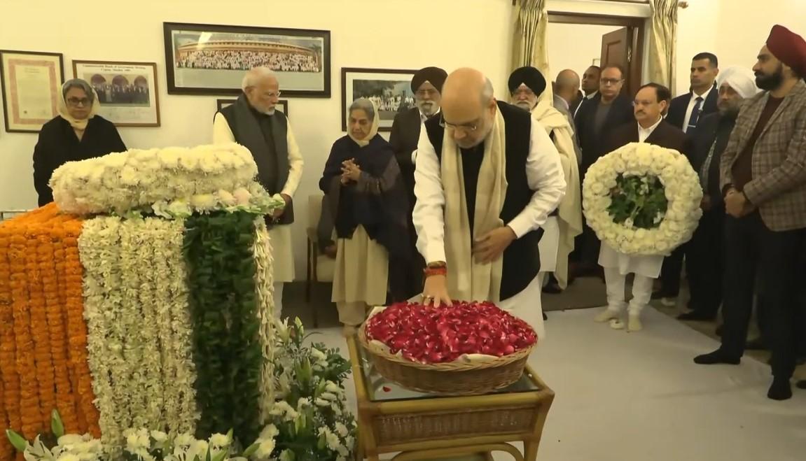 HM Amit Shah Pays Floral Tribute to Former PM Manmohan Singh