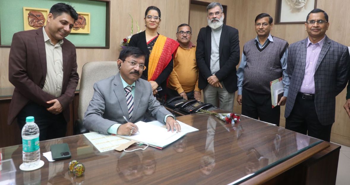Manoj Shrivastava Assumes Role as MP State Election Commissioner