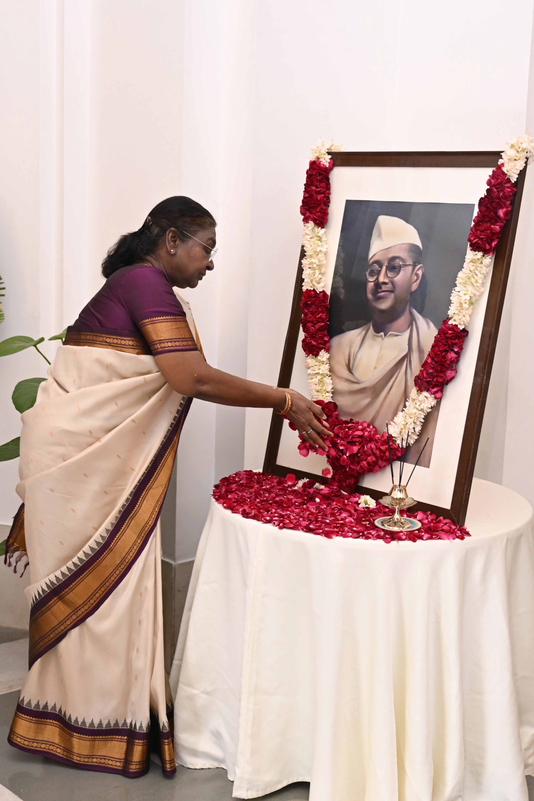 President Murmu Pays Floral Tributes to Netaji Subhas Chandra Bose on His Birth Anniversary
