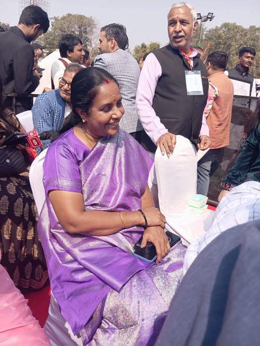 BJP Mahila Morcha Chief Vanathi Srinivasan’s Humility Shines at Delhi CM Oath Ceremony