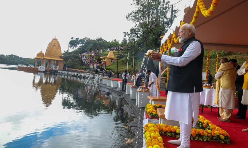 Prime Minister Modi Offers Prayers at Mauritius' Sacred Ganga Talao