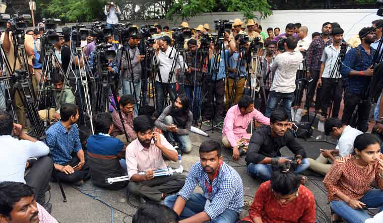 DM Noida Vows Prompt Resolution of Journalists' Issues