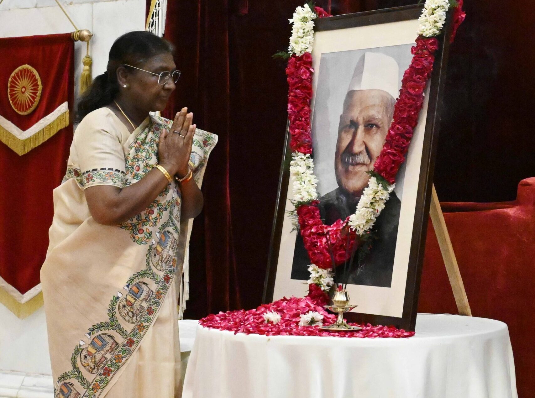 President Murmu Pays Tributes to Ex-President Dr Shanker Dayal Sharma