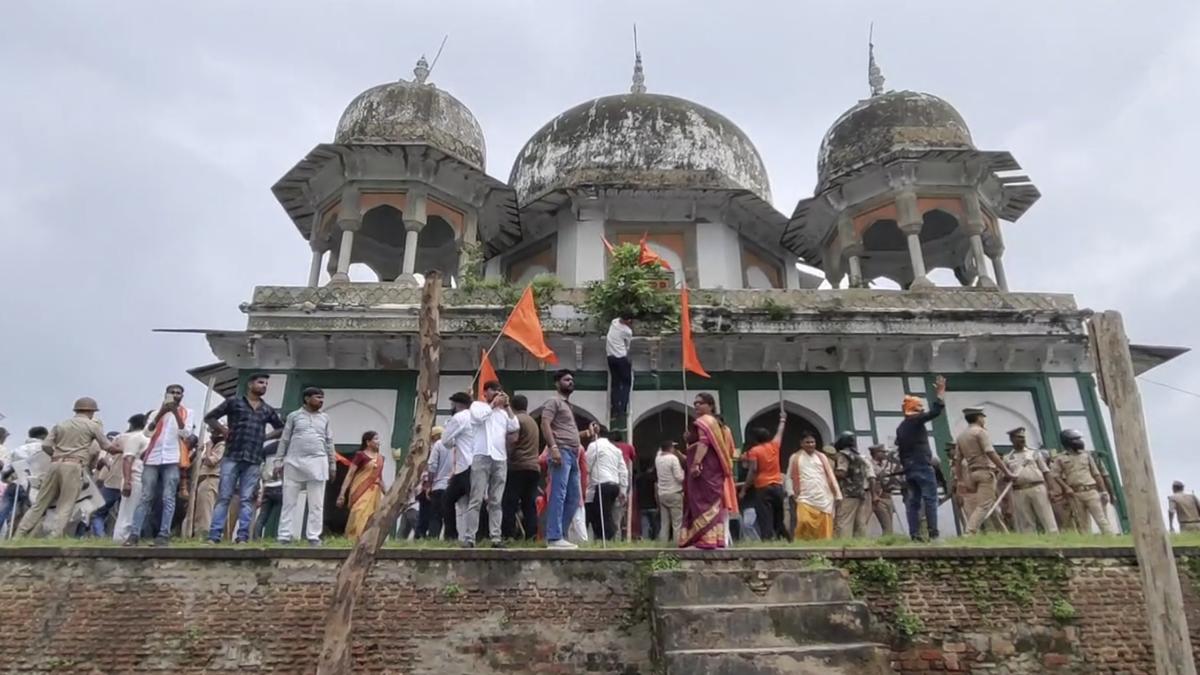UP Police Secure Fatehpur Tomb After Right-Wing Disturbance