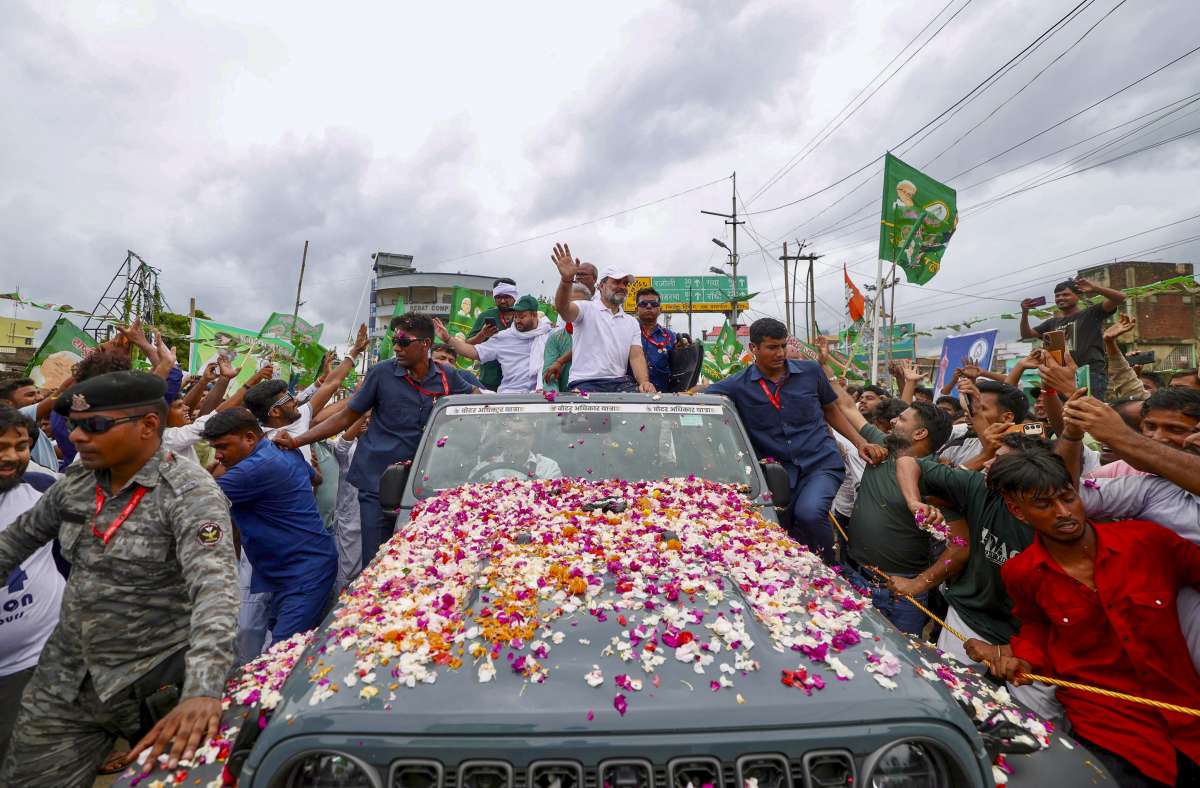 Police Officer Hit by Rahul Gandhi's Vehicle During Bihar March