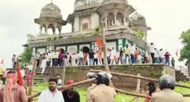 Bajrang Dal Protests at Fatehpur Tomb Amid Temple Claims