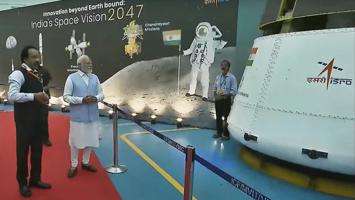 pm modi at isro hq 274719370