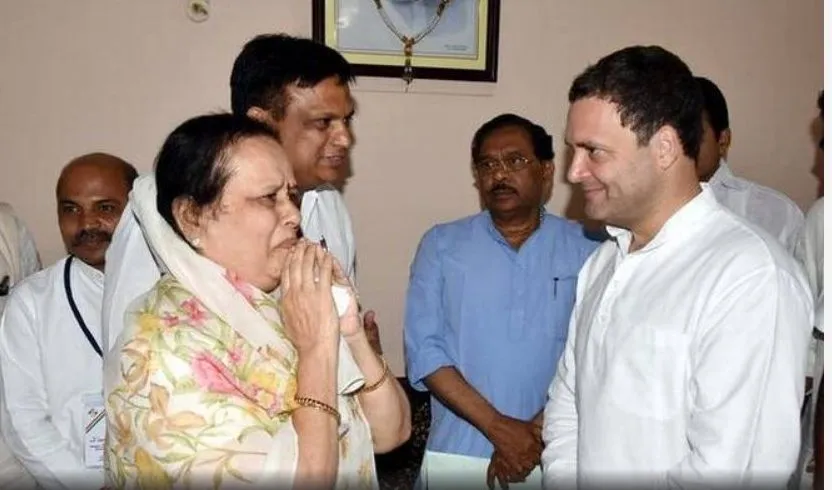 rahul gandhi smiling at condolence visit e1533041672533