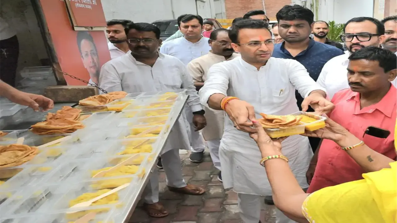 BJP's Vishnu Mittal Serves Daily Meals Outside RML Hospital