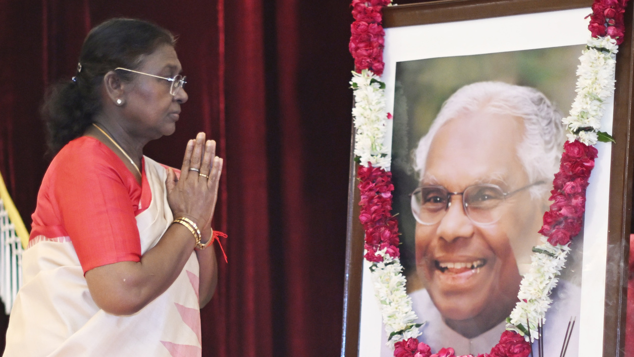President Murmu Pays Tribute to K.R. Narayanan on Birth Anniversary